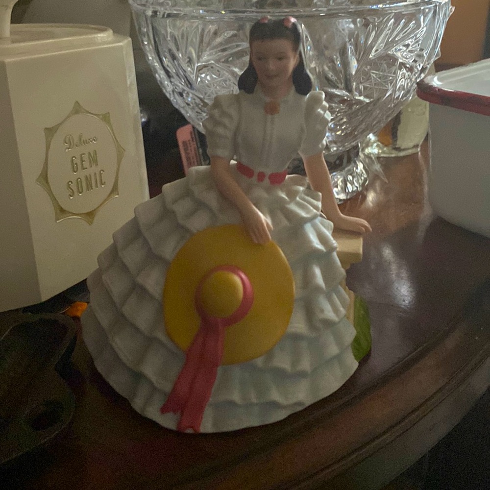 Vintage 1983 Avon Vivien Leigh as Scarlett O'Hara Gone With The Wind Figurine.
